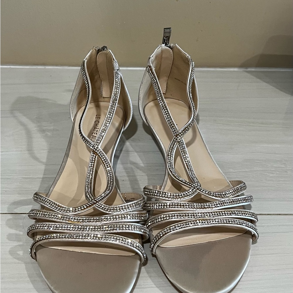 Beautiful Low-Heeled Le Chateau Strappy Glitter Sandal Perfect Grad Wedding